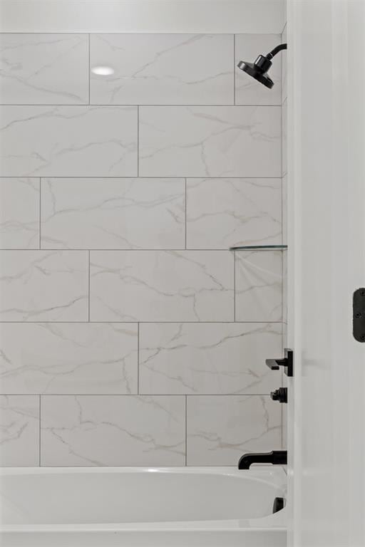 bathroom featuring tiled shower / bath combo