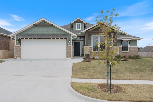 craftsman inspired home with a front lawn and a garage