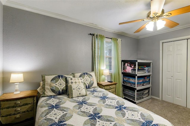 bedroom featuring a closet, ceiling fan, crown molding, and carpet floors