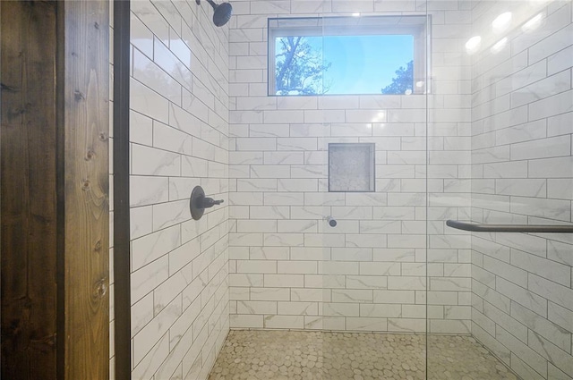 bathroom featuring tiled shower