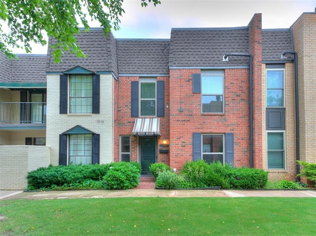 view of front of property featuring a front lawn