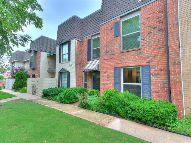 view of front of house with a front lawn