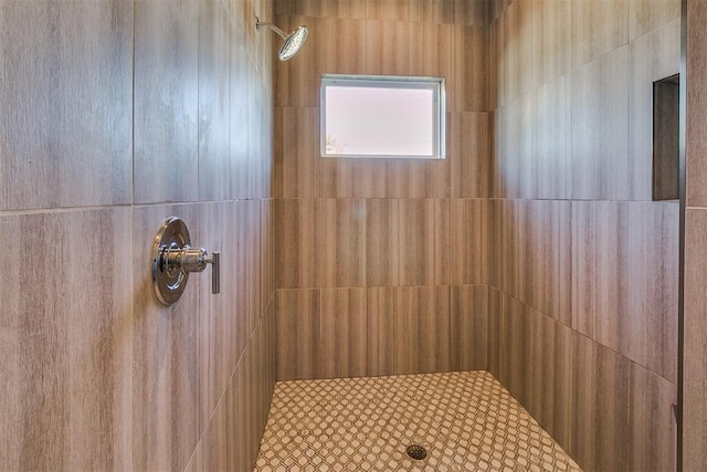 bathroom featuring a tile shower