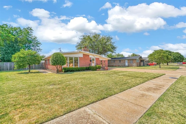 view of front of property featuring a front lawn