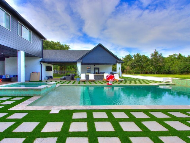 view of swimming pool with outdoor lounge area, ceiling fan, a yard, an in ground hot tub, and a patio