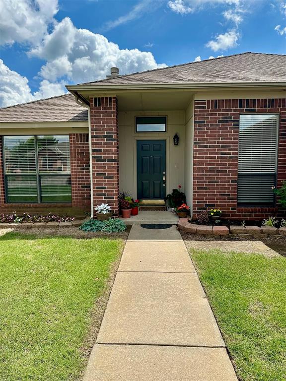 property entrance featuring a yard