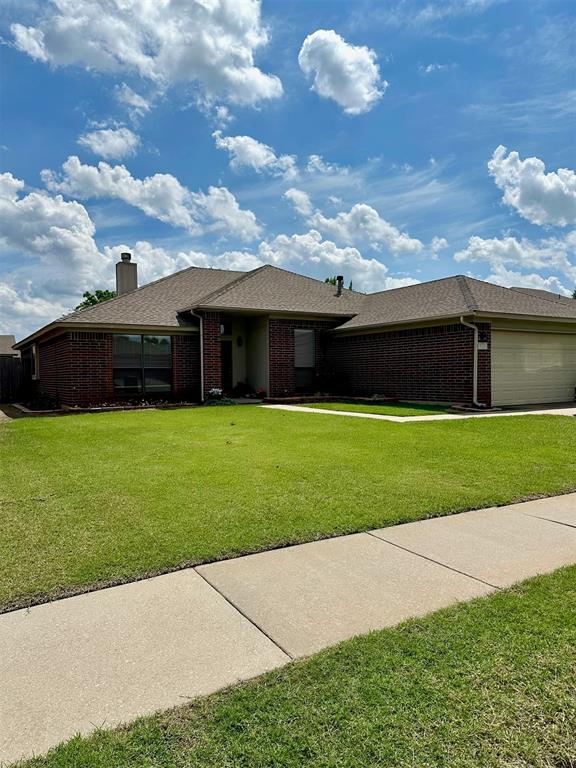 view of front facade featuring a front lawn and a garage