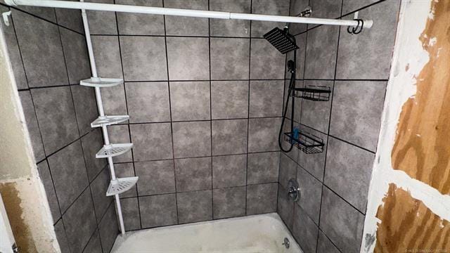 bathroom featuring tiled shower