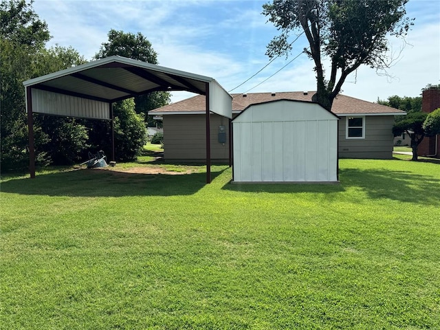 view of yard featuring a storage shed