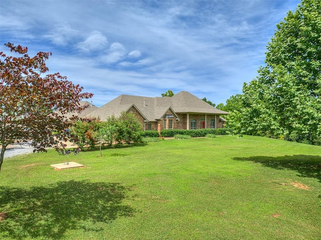 view of front facade featuring a front yard