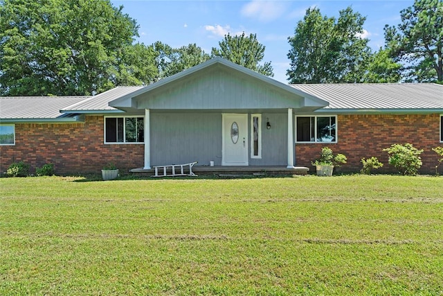 422502 E 1100th Rd, Checotah, OK 74426 - single story home featuring a front lawn, a metal roof, covered porch, and brick siding