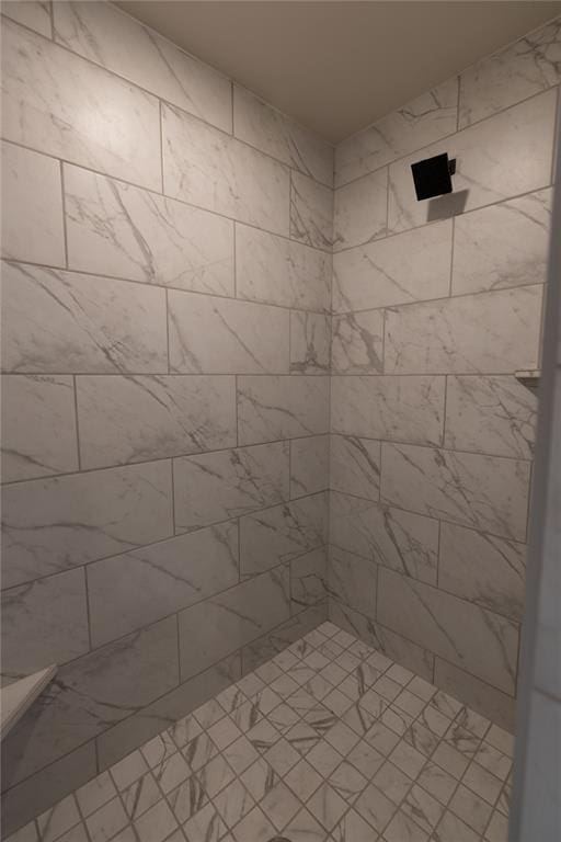 bathroom featuring tiled shower