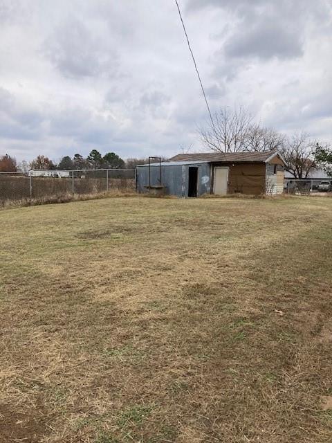 view of yard featuring an outbuilding