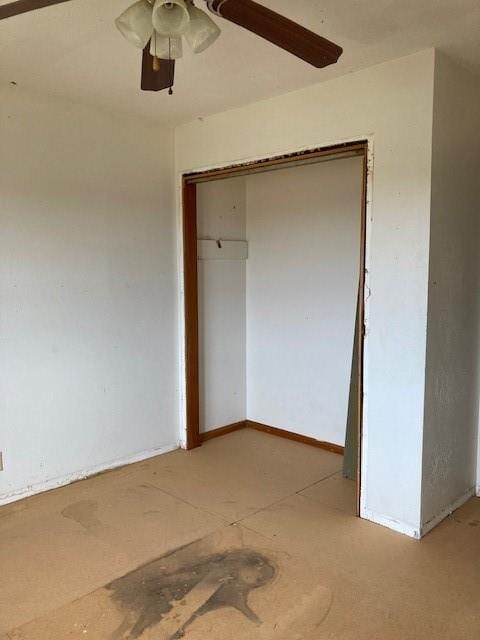 unfurnished bedroom featuring ceiling fan and a closet