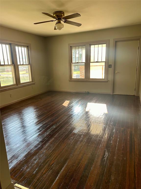 empty room featuring dark hardwood / wood-style floors and ceiling fan