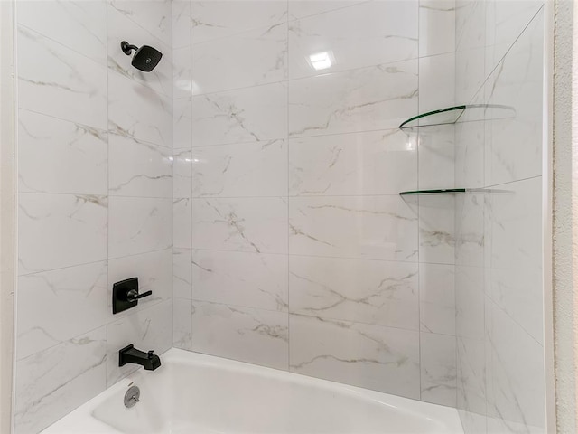 bathroom with tiled shower / bath combo