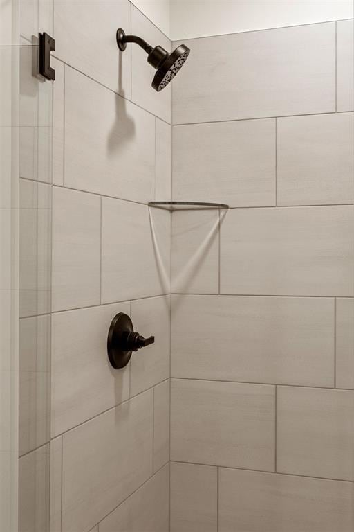 details featuring tiled shower