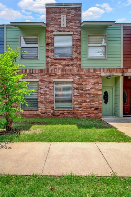 view of front of property with a front lawn