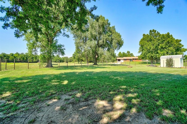 view of yard featuring a rural view