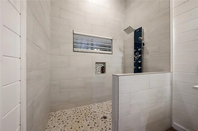 bathroom featuring a tile shower