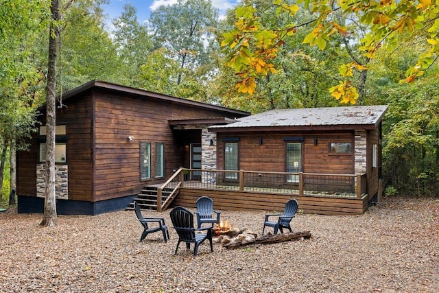 view of front of house featuring an outdoor fire pit