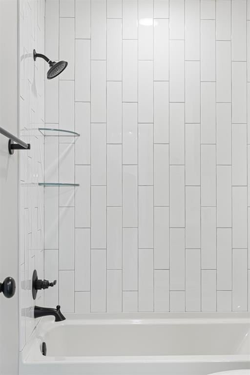 bathroom with tiled shower / bath combo