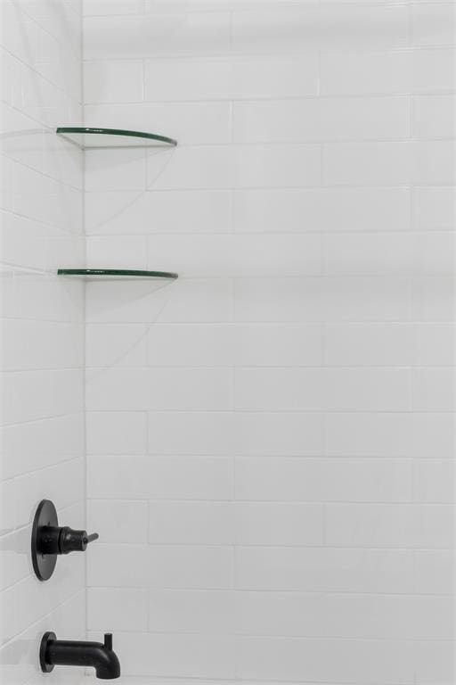 room details featuring tiled shower / bath