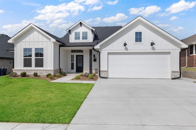 view of front facade with a garage and a front yard