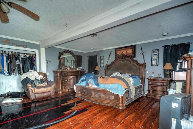 344586 E 860th Rd, Chandler, OK 74834 - bedroom featuring a textured ceiling, wood finished floors, ornamental molding, a closet, and ceiling fan