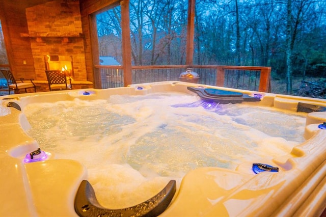 sunroom / solarium featuring a jacuzzi