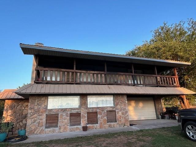 view of front facade featuring a garage and a balcony