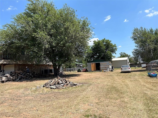 view of yard featuring an outbuilding