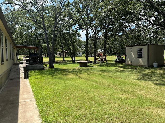 view of yard with a storage shed