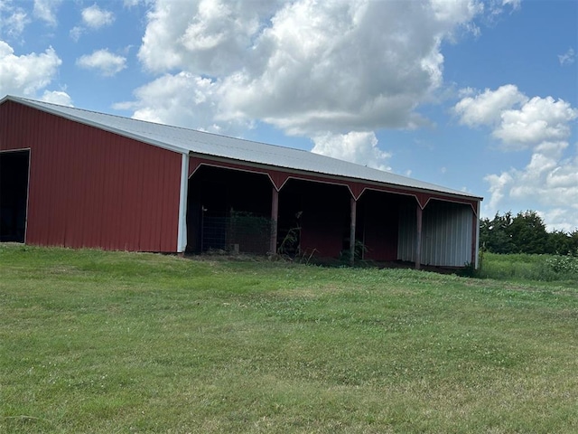 view of outdoor structure with a yard