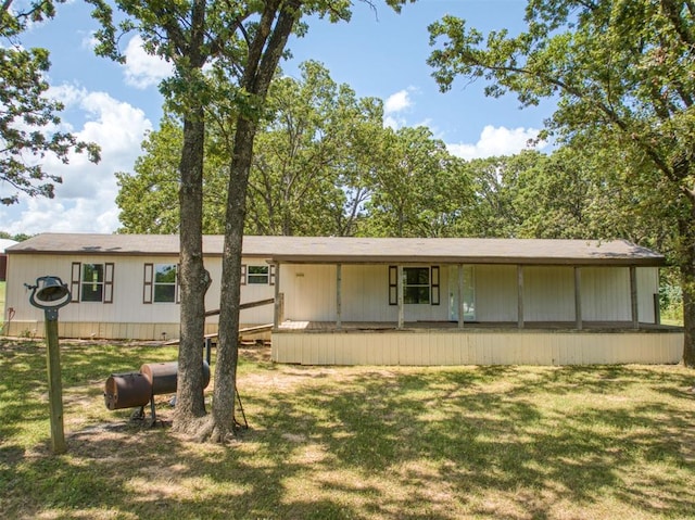 view of front of house featuring a front lawn