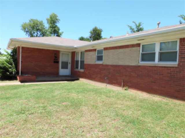 view of front of property featuring a front lawn