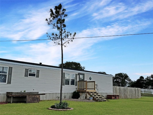 view of front of home featuring a front yard