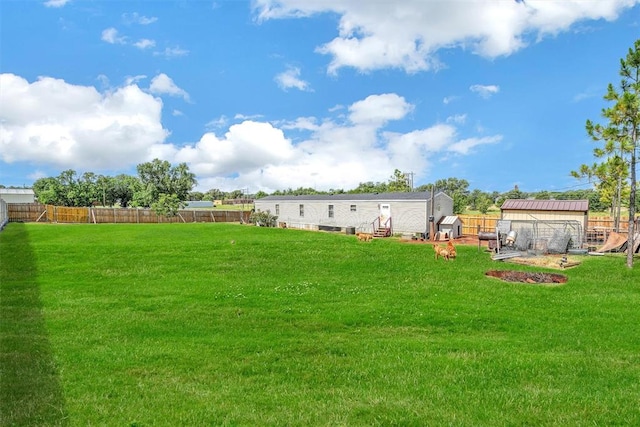 view of yard with an outdoor structure