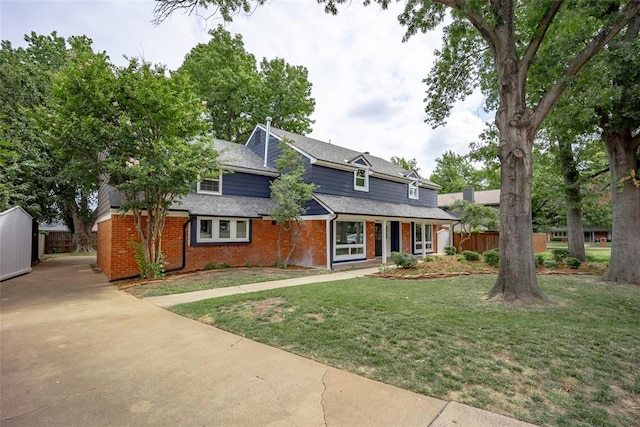 view of front of house featuring a front yard