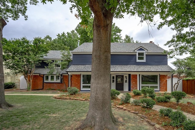 view of front of property featuring a front lawn