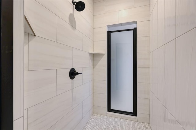 bathroom featuring a tile shower