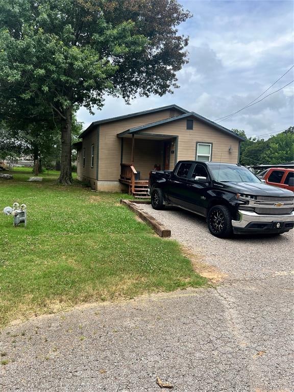 view of front of house featuring a front yard