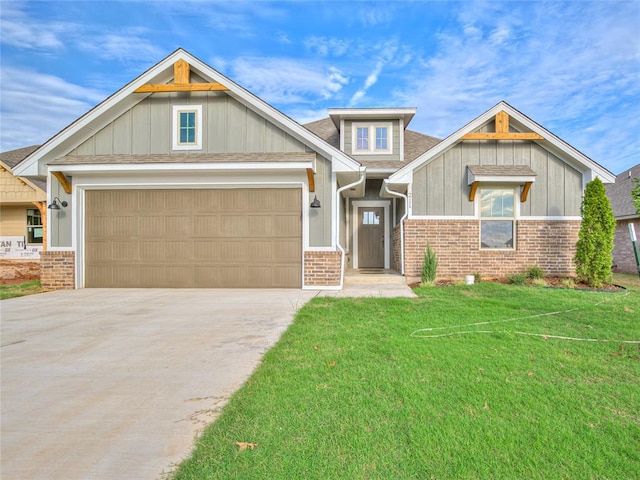 craftsman inspired home featuring a front lawn