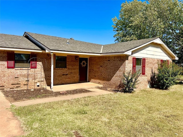 single story home featuring a front yard