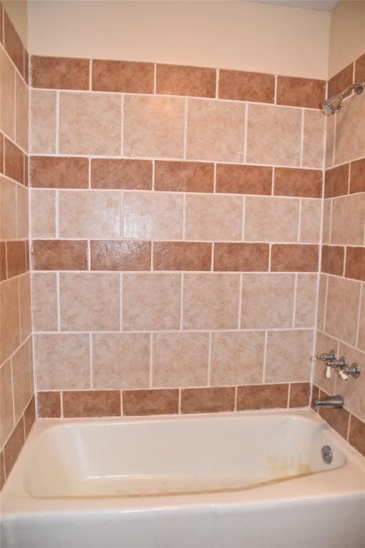 bathroom with tiled shower / bath