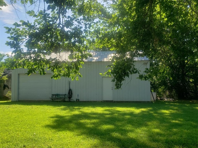 view of yard with an outdoor structure