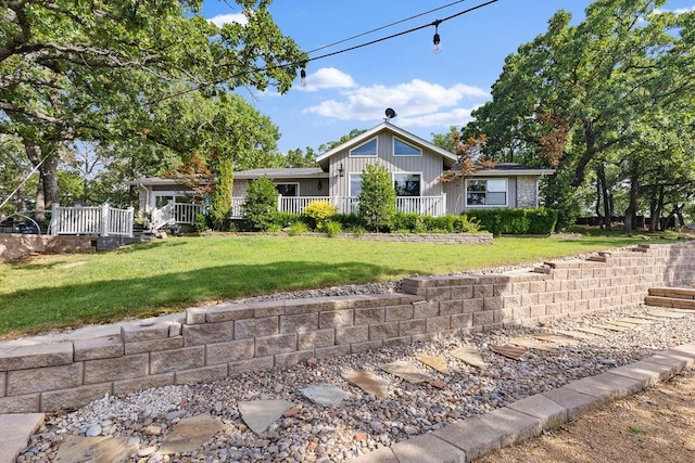 ranch-style house featuring a front yard