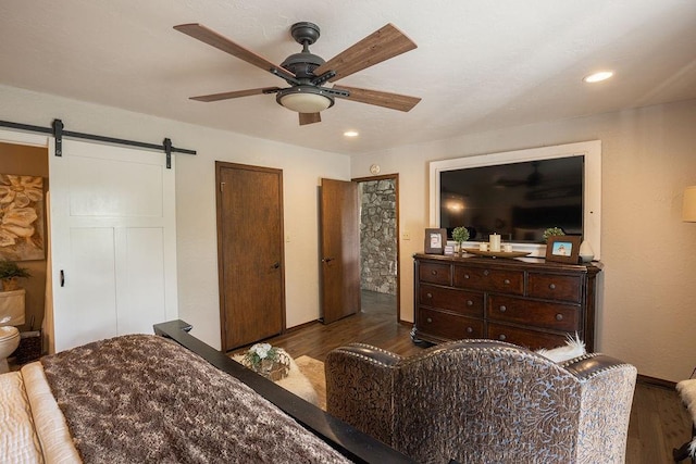4545 Chickasaw Trl, Sulphur, OK 73086 - bedroom featuring wood finished floors, a barn door, recessed lighting, ceiling fan, and baseboards