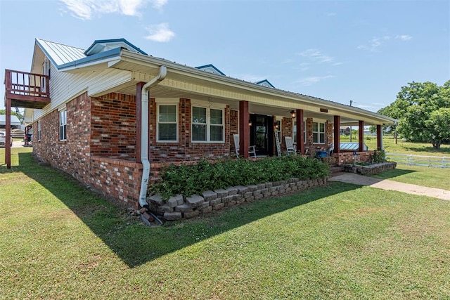 view of front of home with a front yard and covered porch