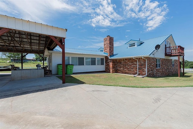 view of front of property featuring a front lawn